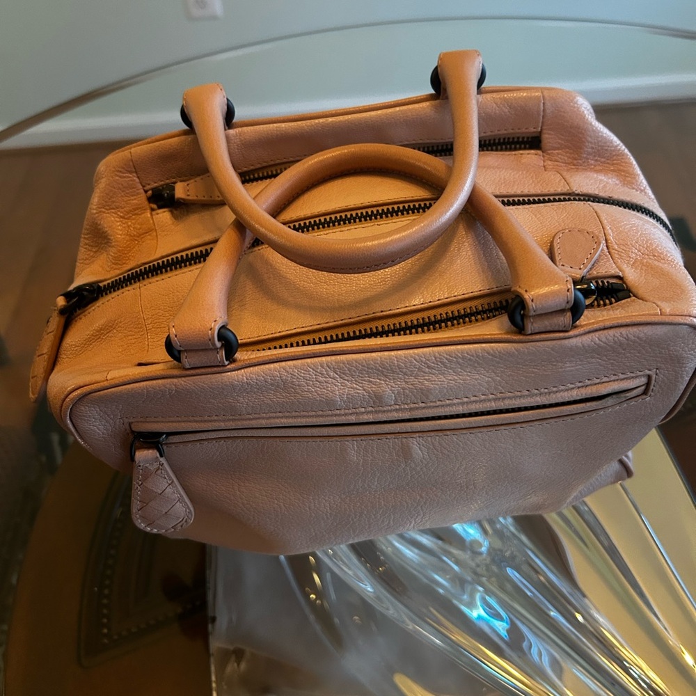 Bottega Veneta Elegant Tan Leather Bag - Picture 2 of 9